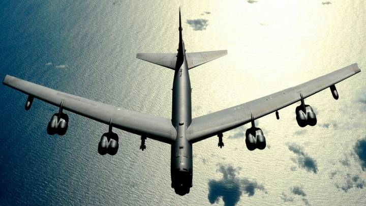 США рассказали свою версию взаимодействия Су-27 и B-52 над Балтикой
