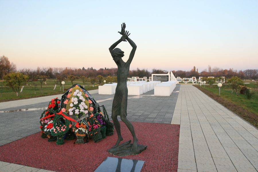 Беречь памятник. Мемориал красный берег в Беларуси. Концлагерь красный берег в Белоруссии. Мемориал детям в Белоруссии красный берег. Памятник в Красном береге Беларусь.