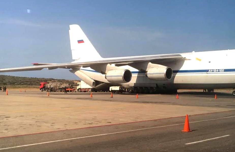 Два самолета с авиабазы Хмеймим сели в Венесуэле, выгружается техника