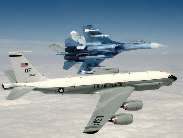 Top Gun по-русски: NI вспомнил бочку Су-27 над самолетом США