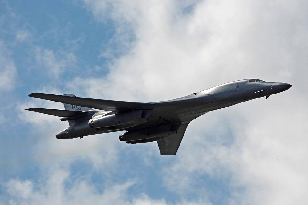 Полеты бомбардировщиков B-1B приостановили из-за проблем с парашютами