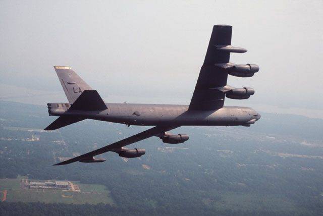 Ядерный бомбардировщик B-52 США "отрабатывает бомбометание" вблизи РФ