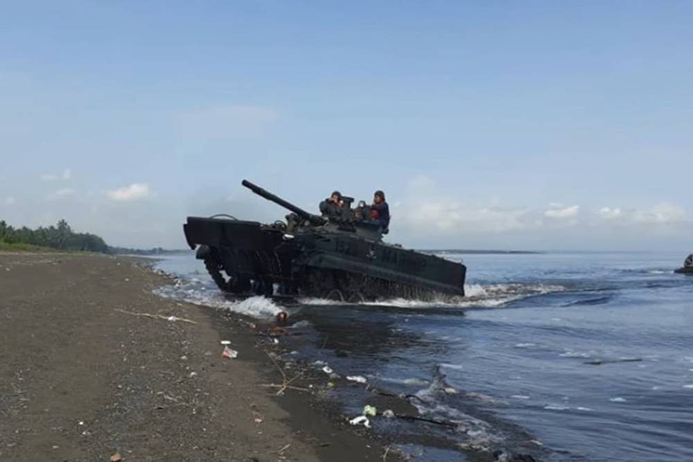 Заплыв индонезийских морпехов на российских БМП-3Ф сняли на видео