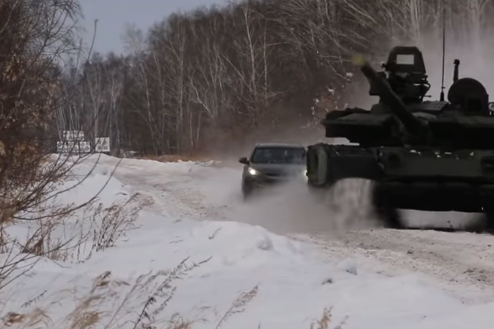 Т-80 против автомобиля: погоню кроссовера за танком сняли на видео
