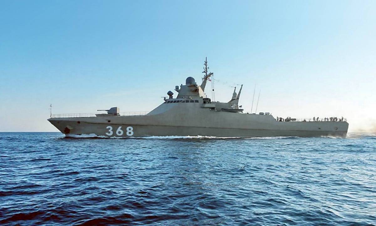 Корабли ВМФ России взяли под контроль эсминец США в Черном море