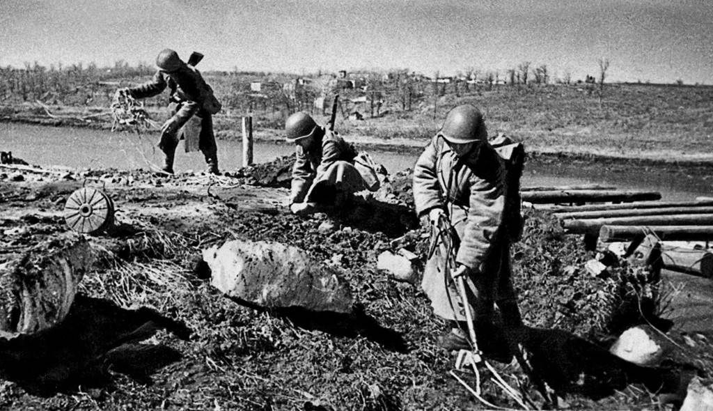 Весна 1942 года. Разрушенные деревни и оттаивающие трупы
