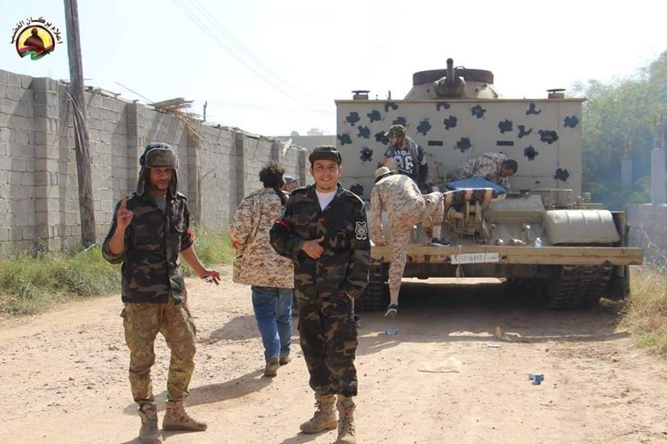Монстр вернулся: тяжелый БТР на базе МТУ-55 участвует в боях за Триполи