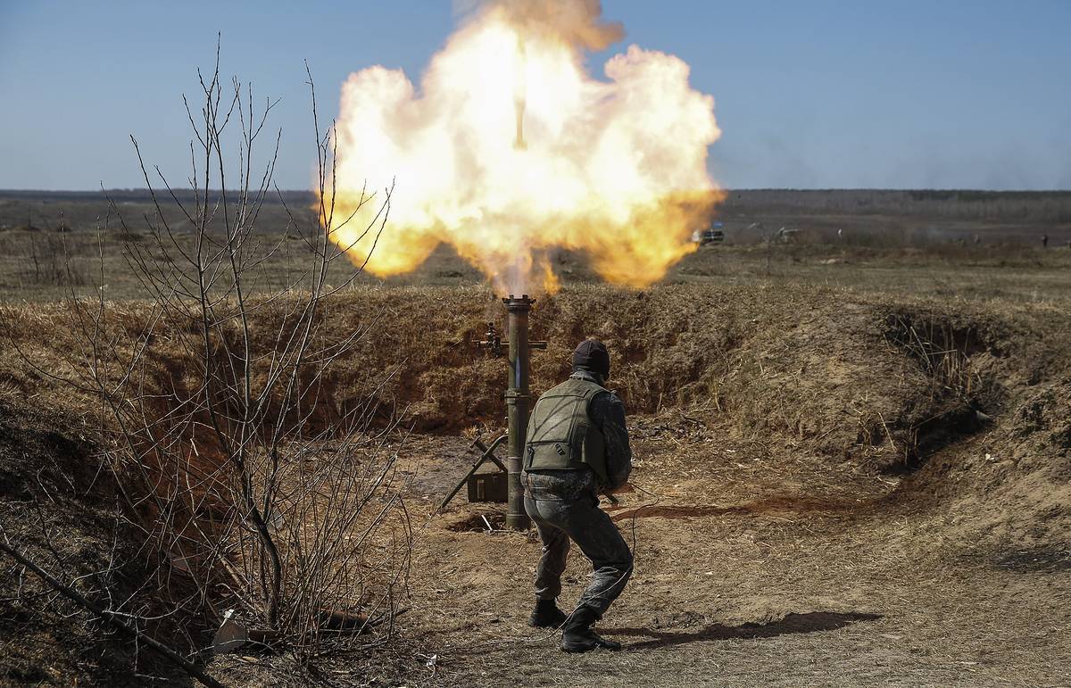 Киев бьет по Донбассу гранатометами и минометами, в Зайцево горят дома