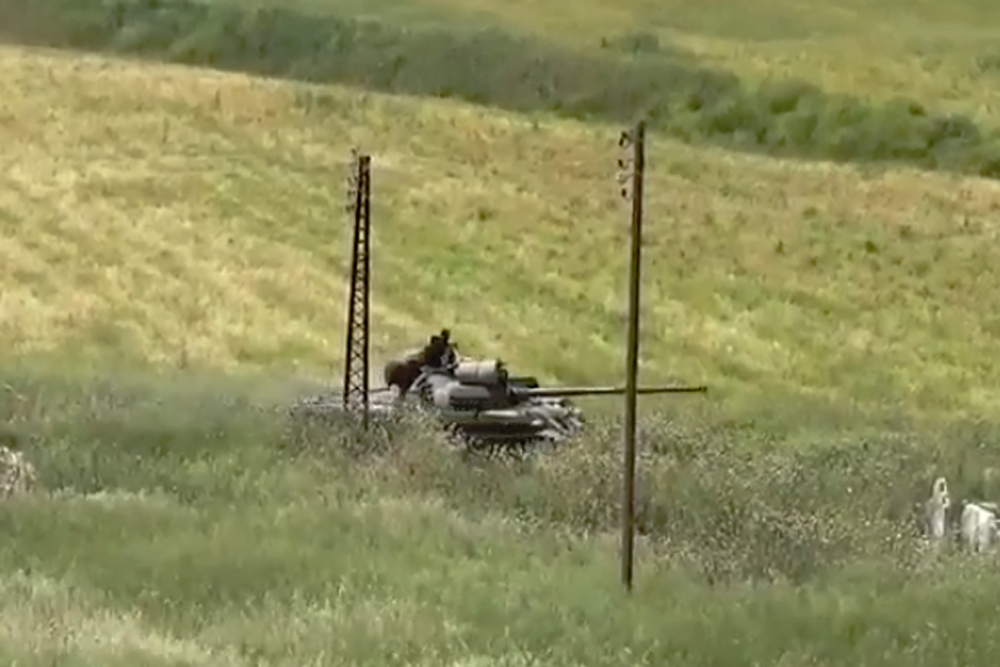 Танки Т-62М с "бровями Ильича" замечены в боях на севере Хамы