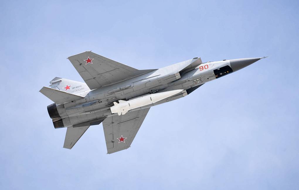 Путин осмотрел МиГ-31 с гиперзвуковым "Кинжалом"