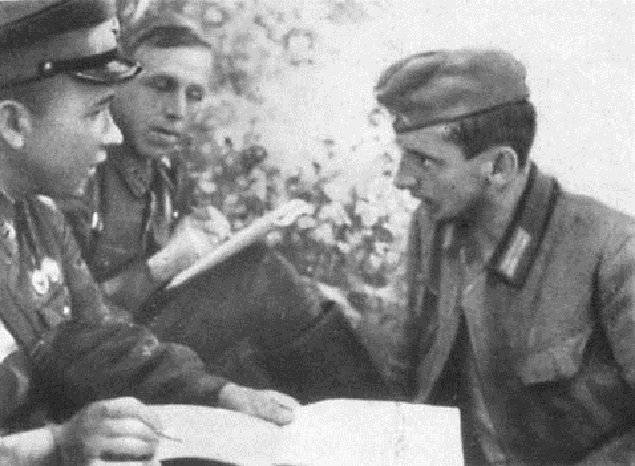 Как немецкий солдат с "пропуском" в плен сдался