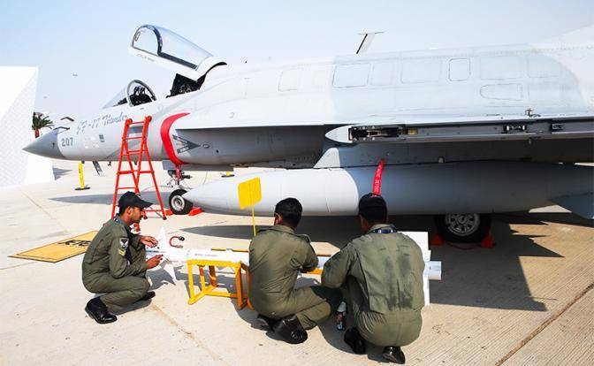 Баку купит JF-17 для уничтожения ереванских «Искандеров» и тегеранских Kows