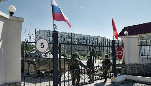 Встретили у открытых ворот с флагом: в Киеве назвали виновных в сдаче Крыма