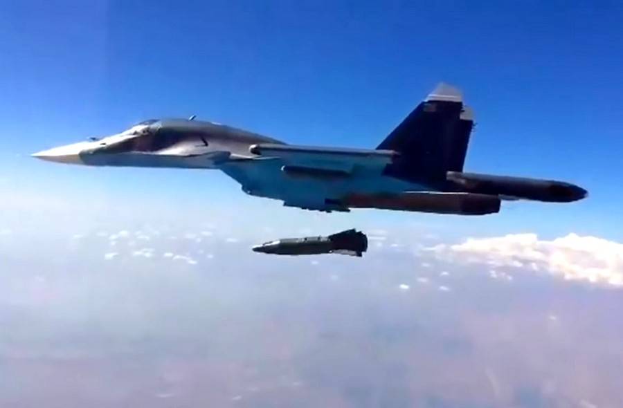 Су-34 с бомбой КАБ-1500ЛГ разогнал сходку боевиков в Сирии