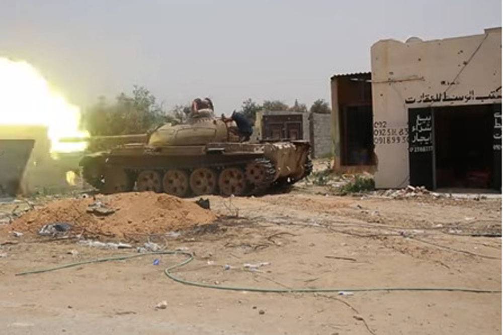 Танковая засада: Т-55 ПНС подбил Т-55 хафтаровцев в Триполи