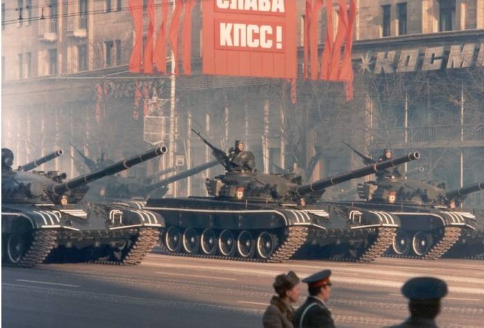 Бронетанковый юбилей: 40 лет назад на вооружение принят Т-72А