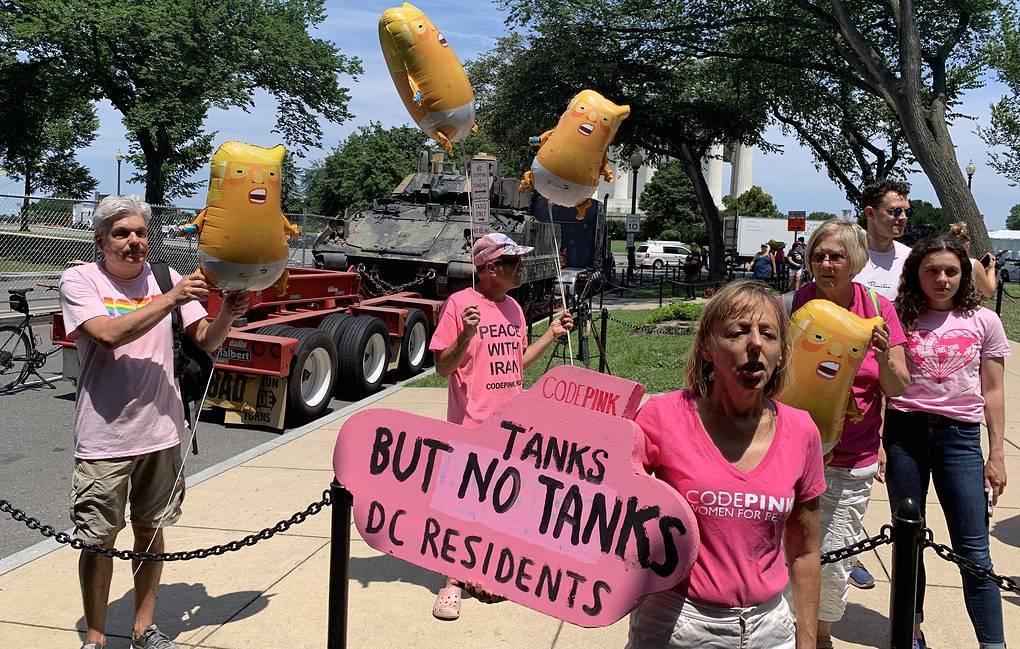 "Спасибо, но танки не нужны". Зачем активисты в США вышли к бронетехнике