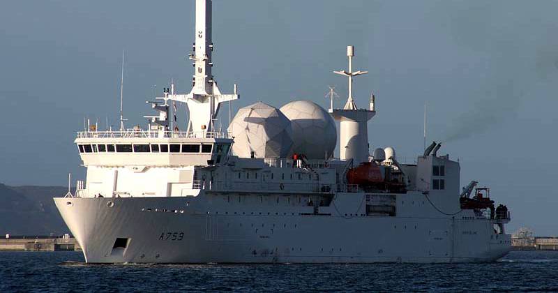 Корабль-разведчик НАТО под прикрытием учений шпионит за кораблями РФ