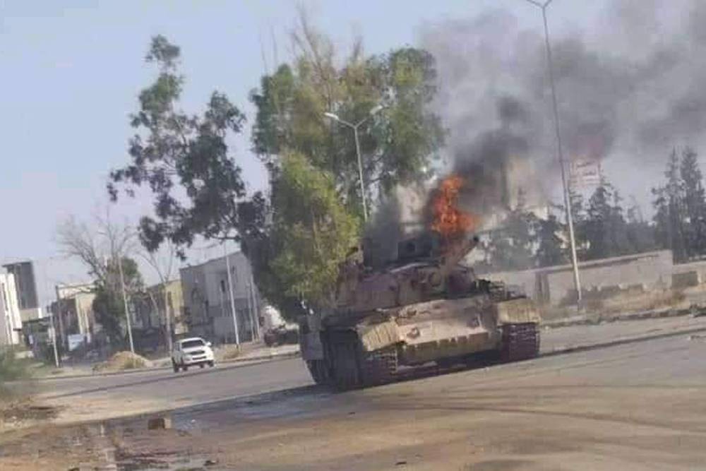 Уличные бои: два танка Т-62 сожгли в Триполи