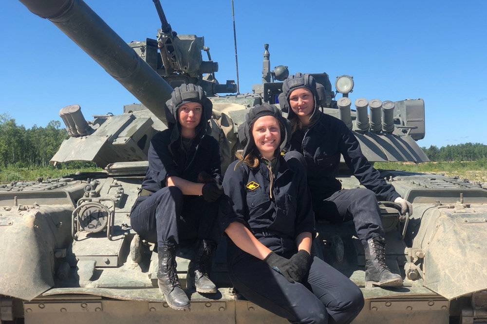 В танках только девушки: как женский экипаж готовится к танковому биатлону