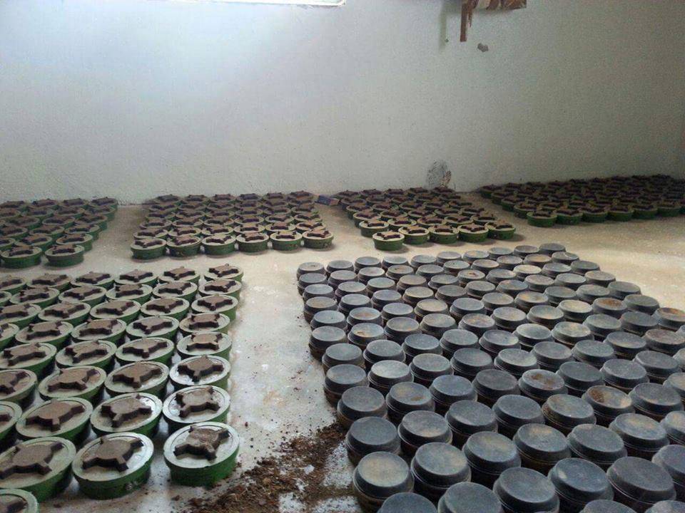 Бойцы САА в Дейр-эз-Зоре вскрыли тайник с тысячами мин ИГ