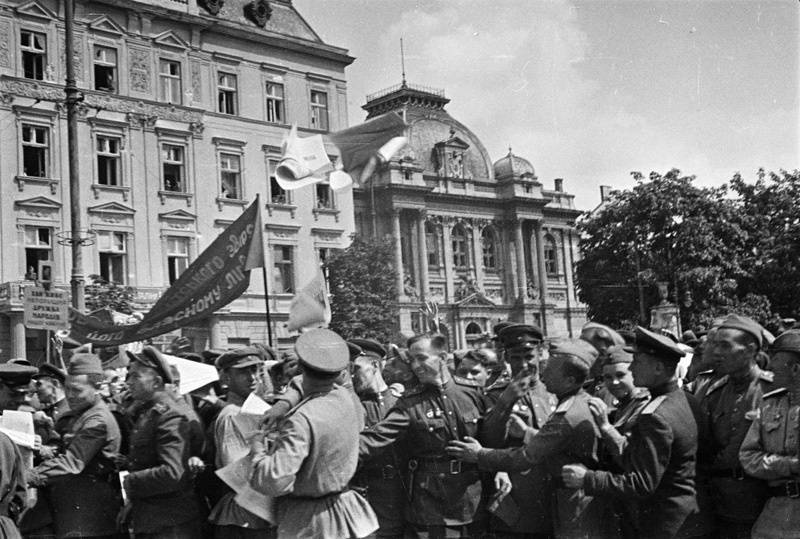 Как Красная Армия освободила Львов от немцев и не отдала его националистам