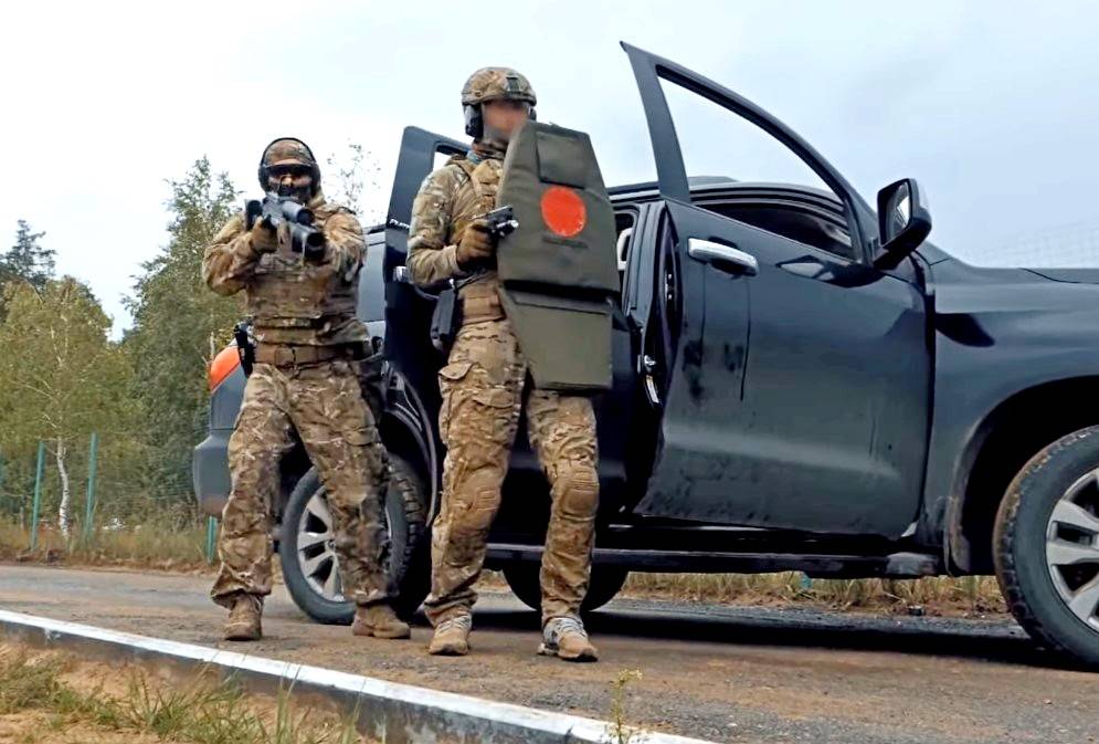 Стрельбу российских спецназовцев друг по другу в упор сняли на видео