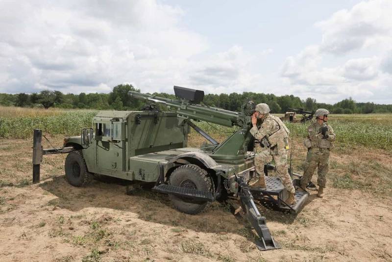 «Стреляй и беги». Самоходная 105-мм гаубица Hawkeye на шасси Humvee