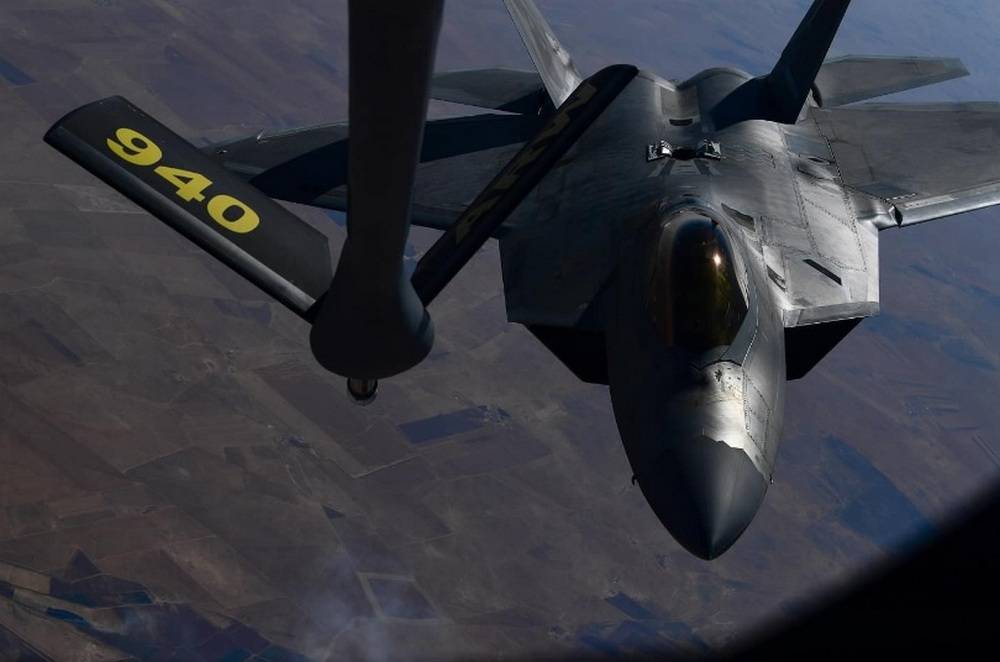 В Сети появились фото поврежденного F-22 в небе над Сирией