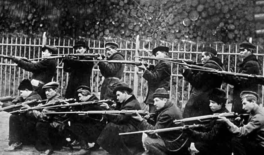 Кто снабжал оружием Красную гвардию в 1917 году?