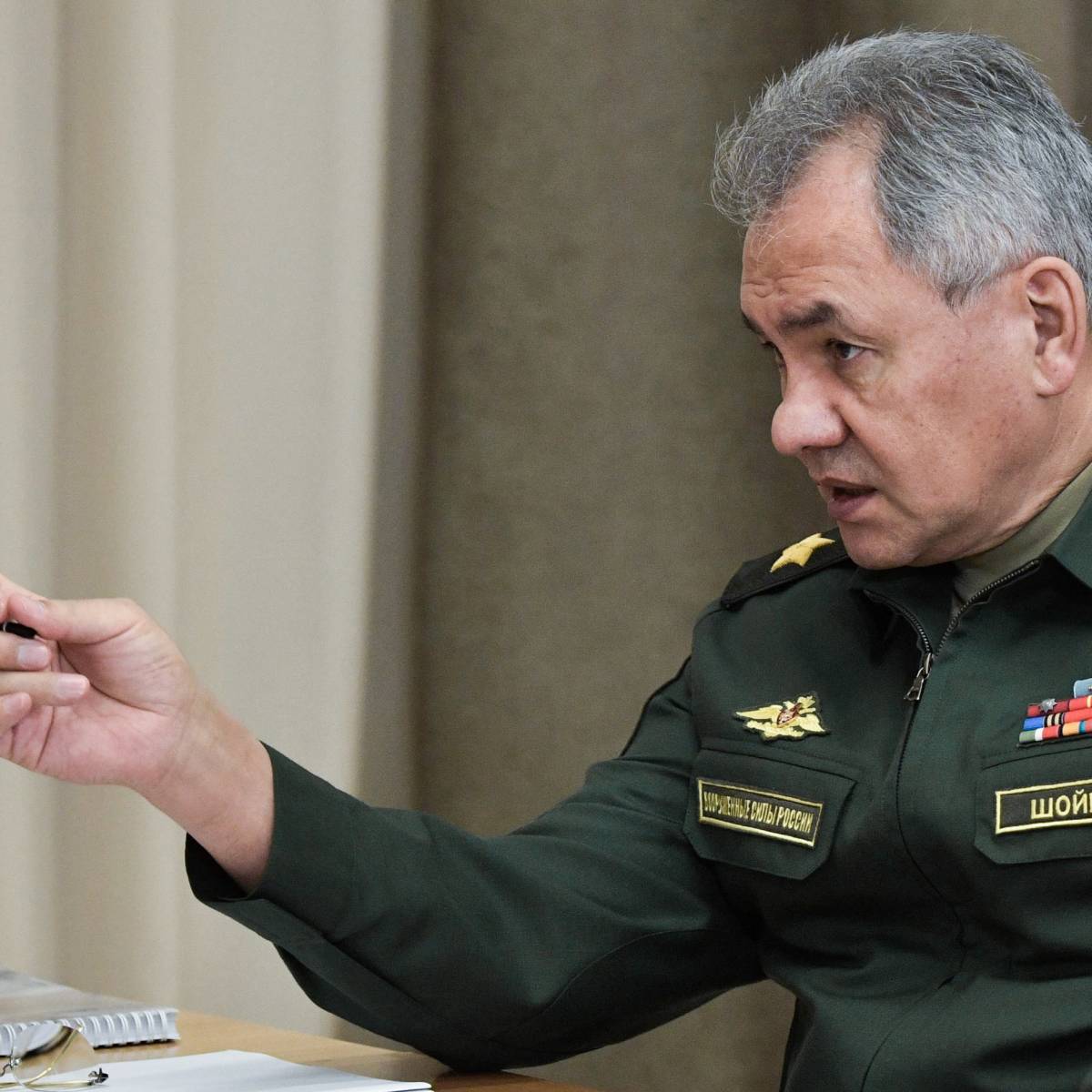 Шойгу заявил о напряженной обстановке на западных границах России