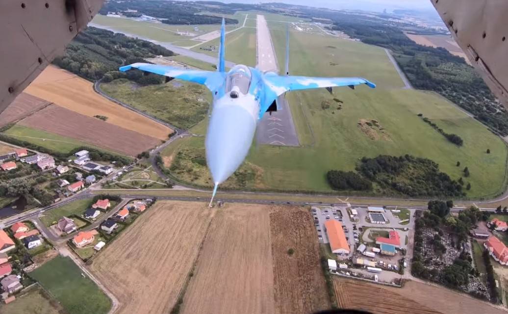 Украинский Су-27 эффектно позирует перед фотокамерами