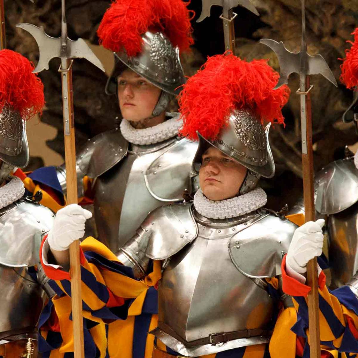Как вооружается гвардия Ватикана для парадов и службы