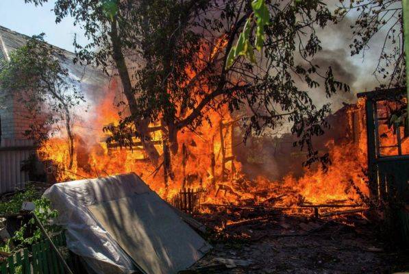 ВСУ не дают пожарным ДНР тушить жилые дома в Коминтерново