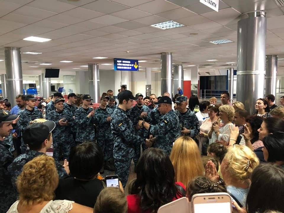 Вернувшихся из России на Украину моряков наградили орденами и званиями