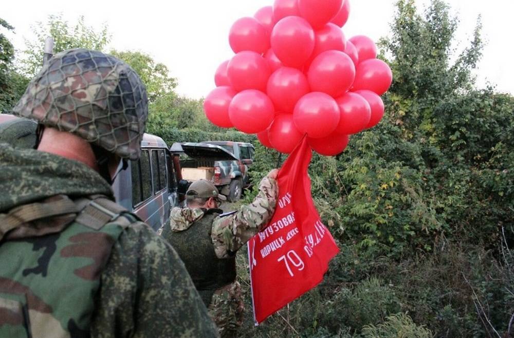 Солдаты ВСУ расстреляли «Знамя Победы» на Донбассе