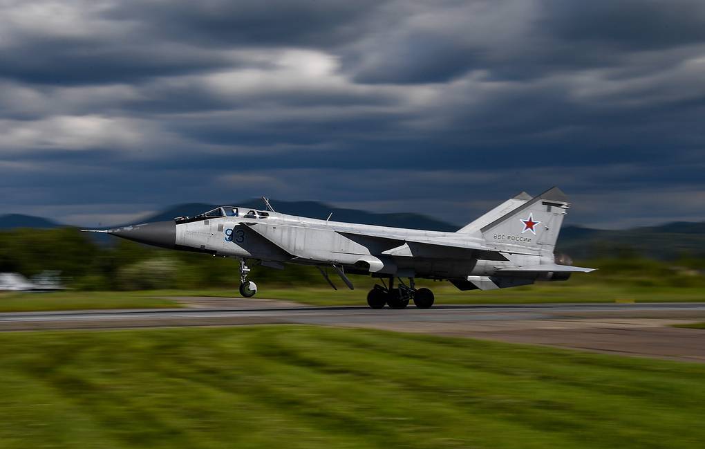 Истребитель МиГ-31БМ совершил вынужденную посадку в Перми