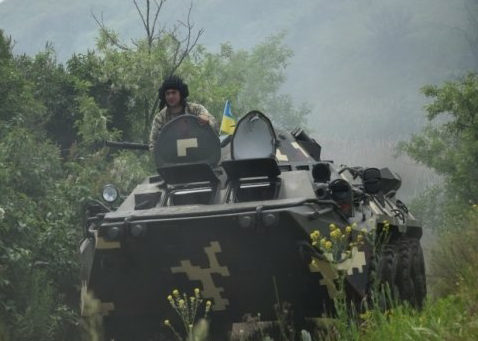 Украинская армия стягивает на фронт технику для срыва Минских соглашений