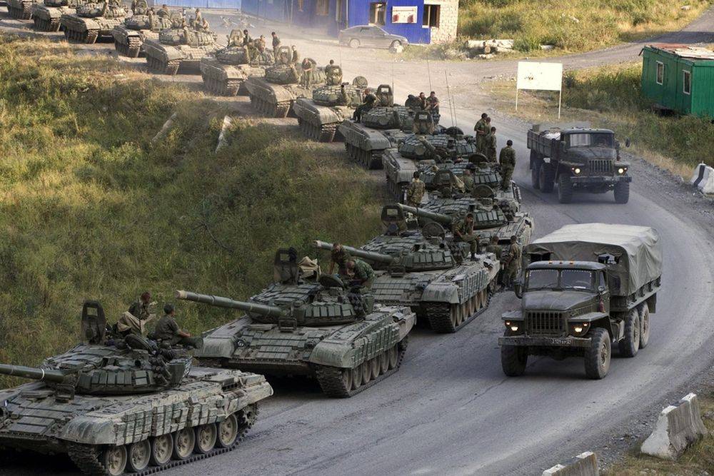 «Война готовится?»: колонна российских танков перепугала украинцев