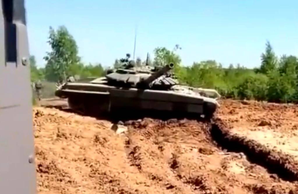 «Надеюсь, он пошутил...»: российский Т-72 пальнул в сторону пехоты