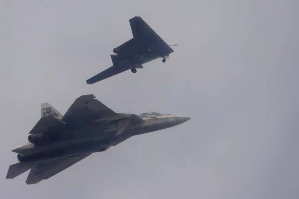 Первый совместный полет Су-57 и ударного "Охотника" сняли на видео