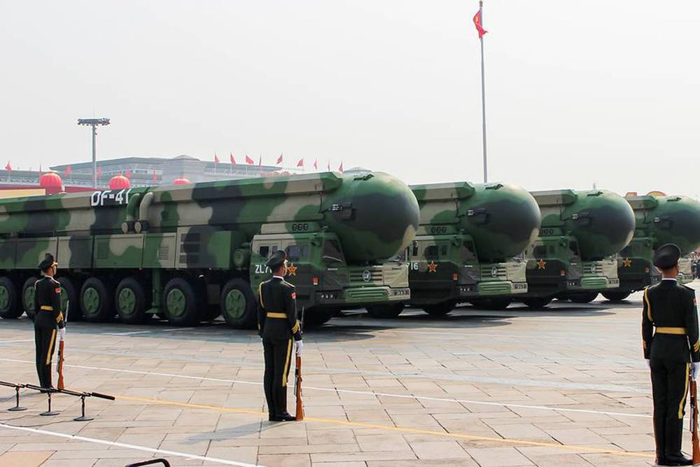 До США за 30 минут: баллистическую ракету DF-41 показали в Китае