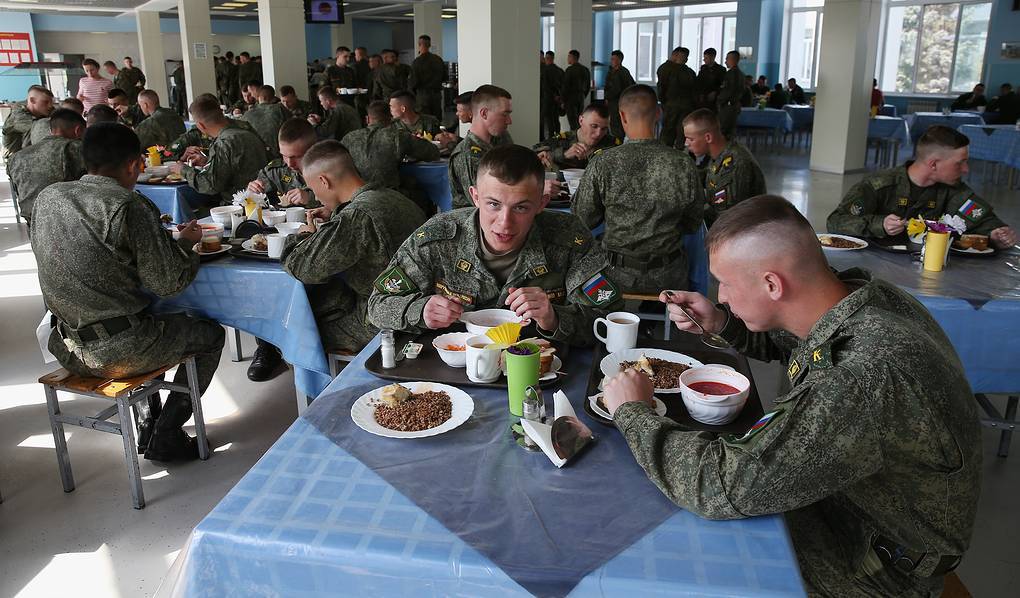 Журналисты проверили, чем кормят в российской армии и каково это на вкус