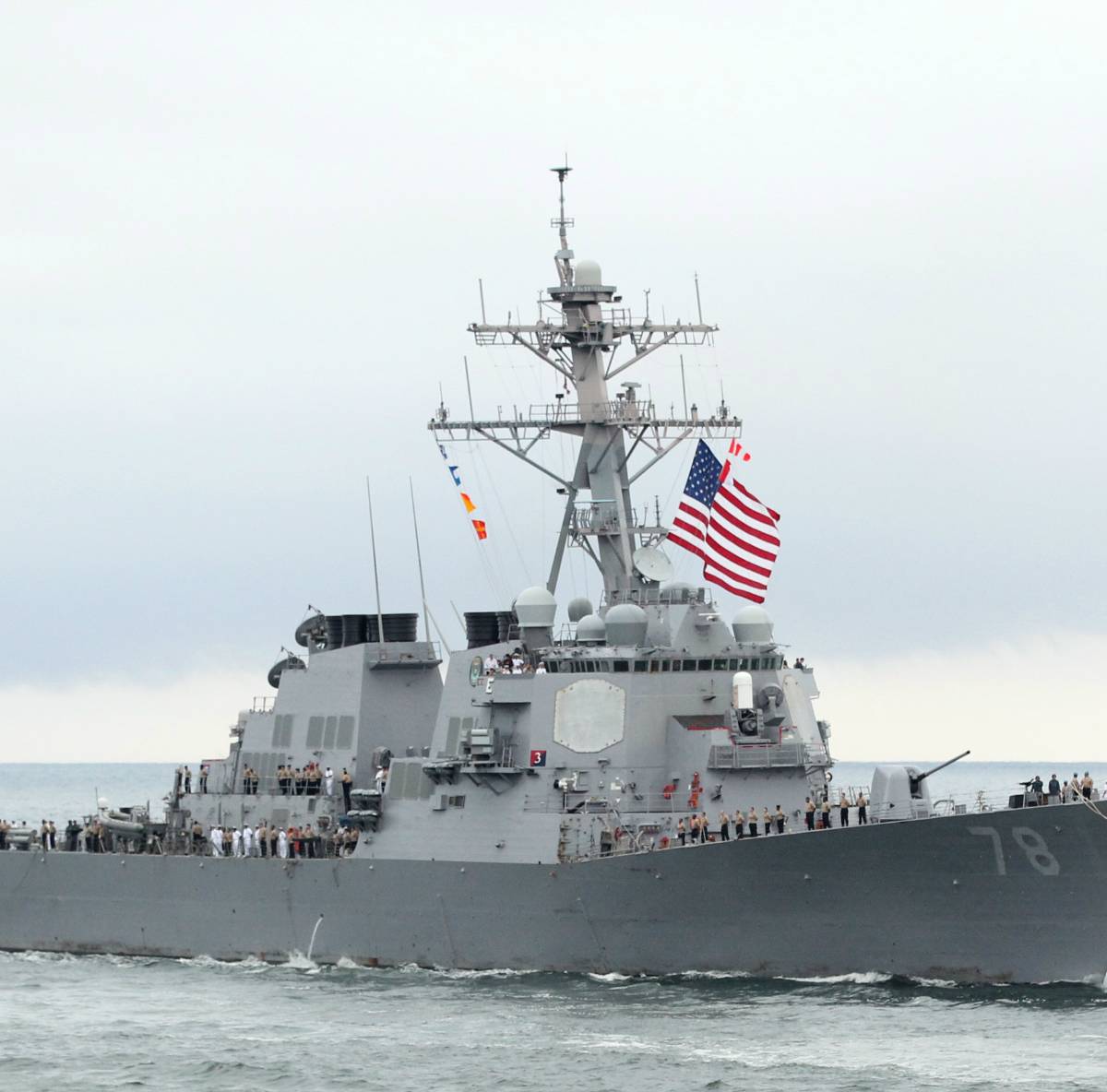 Три российских корабля взяли на контроль американский эсминец в Черном море