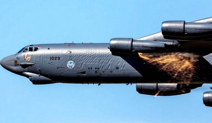 Стратегический бомбардировщик B-52H заискрился