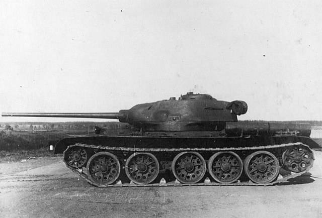 75 лет назад на вооружение принят знаменитый "революционный" танк - Т-44