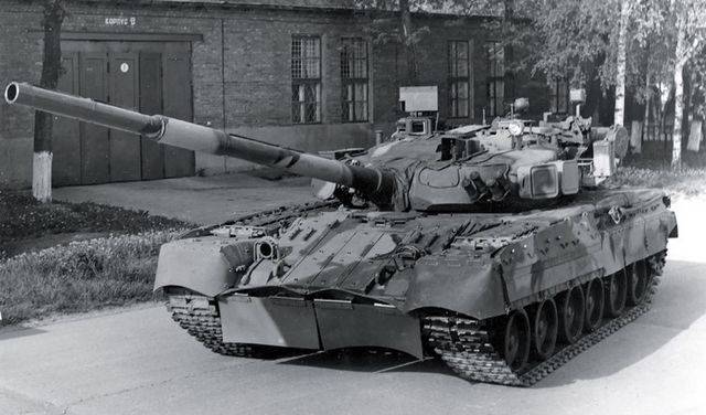 Основа ударной мощи: 35 лет назад на вооружение приняты Т-80У и Т-72Б