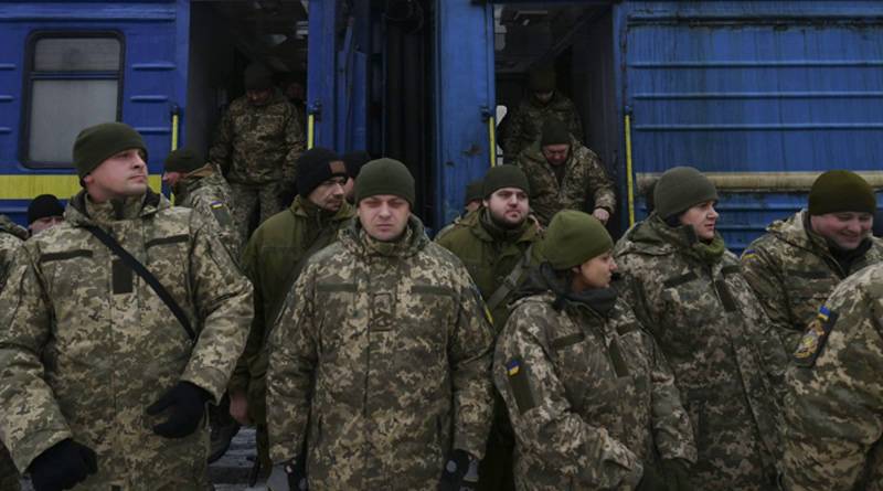 Выпрыгивают из эшелонов на ходу: бойцы ВСУ бегут при отправке на Донбасс