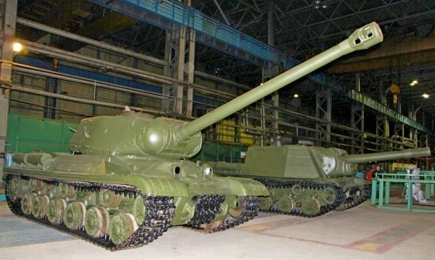 Завод, выпускающий "летающие" Т-80БВМ, восстановил "Иосифа Сталина"