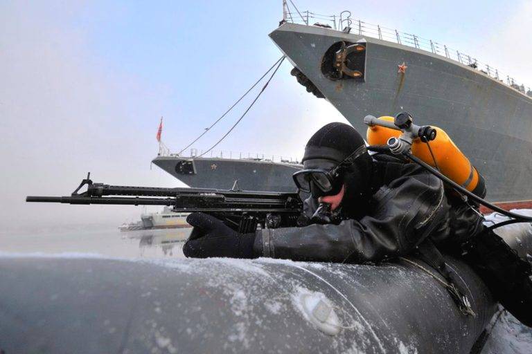 В Севастополе водолазы учатся не только сражаться, но и помогать кораблям